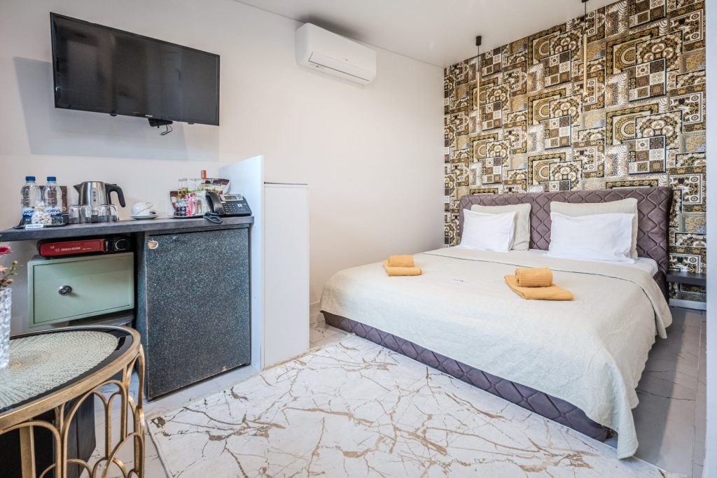 Miegamasis su virtuvėlės zona ir kavos aparatu